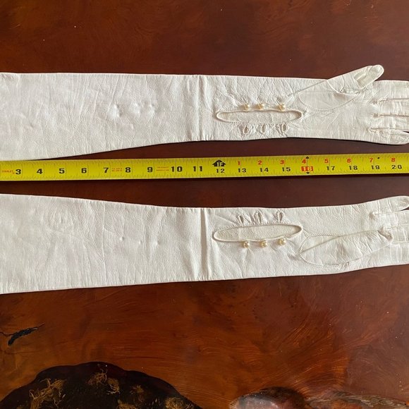 White leather evening gloves and Small Sequins clutch purse - Picture 12 of 15